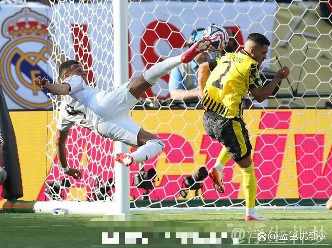 姆巴佩惊险一幕：假摔逃牌遭遇进球被吹，贝林厄姆助力脱困，德容怒怼VAR裁决